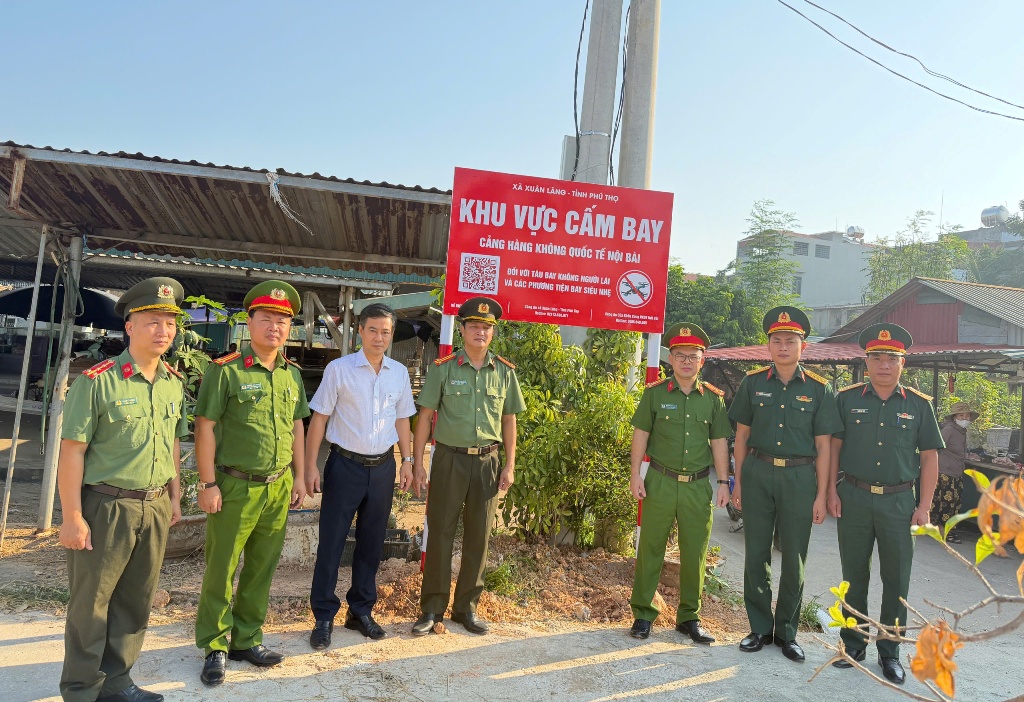 Tổ chức lễ cắm biển cảnh báo khu vực cấm bay, khu vực hạn chế bay